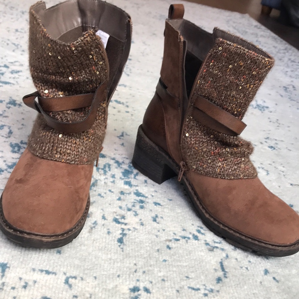 NWOT brown boots with designs!